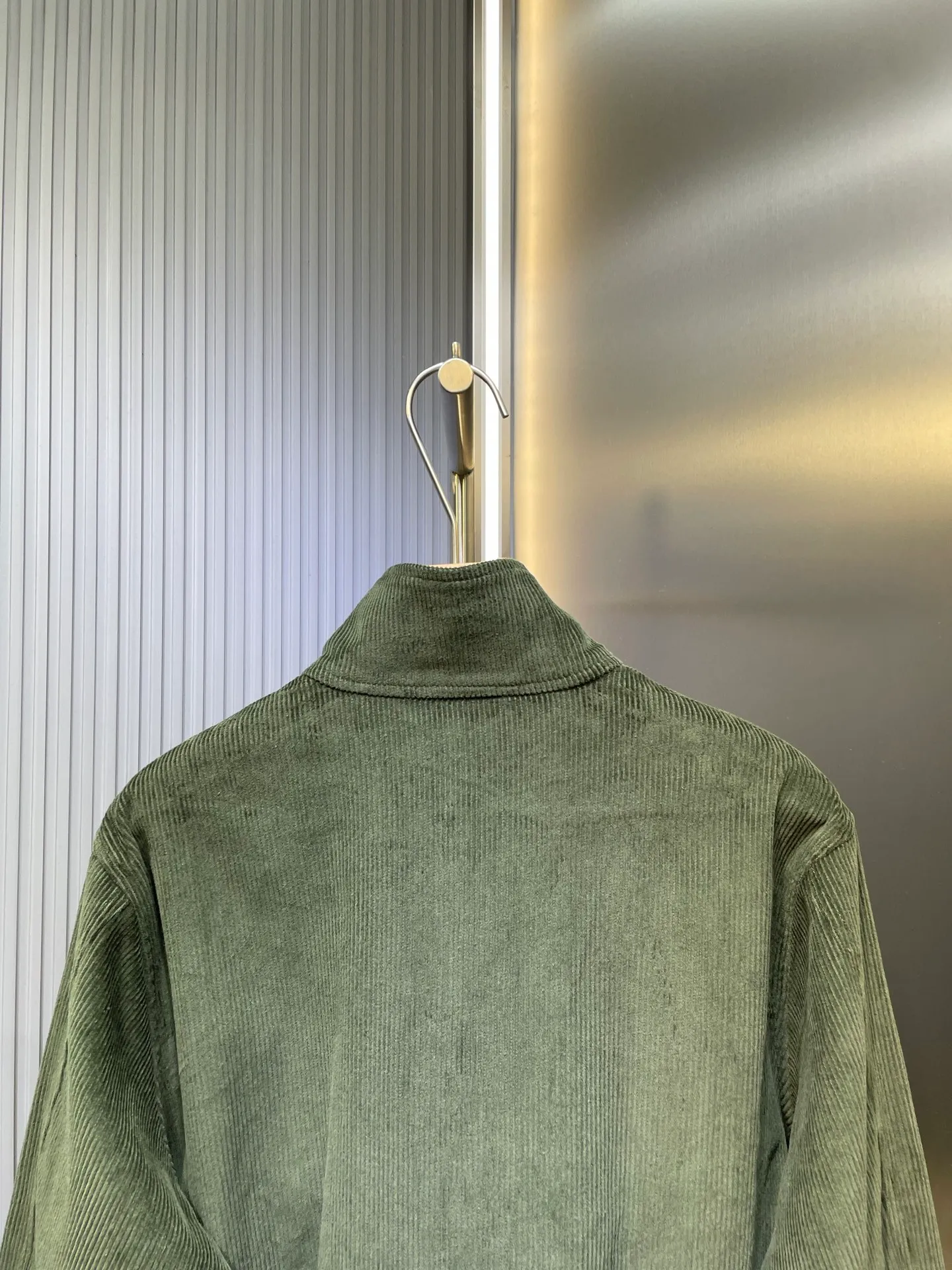 P490 Ralph La*ren 25Fw new autumn and winter retro corduroy jacket | Exclusive high-end version! Made of thick and skin-friendly corduroy fabric, it is warm and stylish in autumn and winter. The neat short version is friendly to all body shapes. It is made of retro brown and olive green fabrics with a texture that has accumulated over time. The stand-up collar design, metal zipper and iconic pony logo embroidery, and the tough tone of American retro workwear, allow this jacket to wander freely on the border between retro and classic. Every detail tells the fashion heritage of American retro.  Spot sale SML